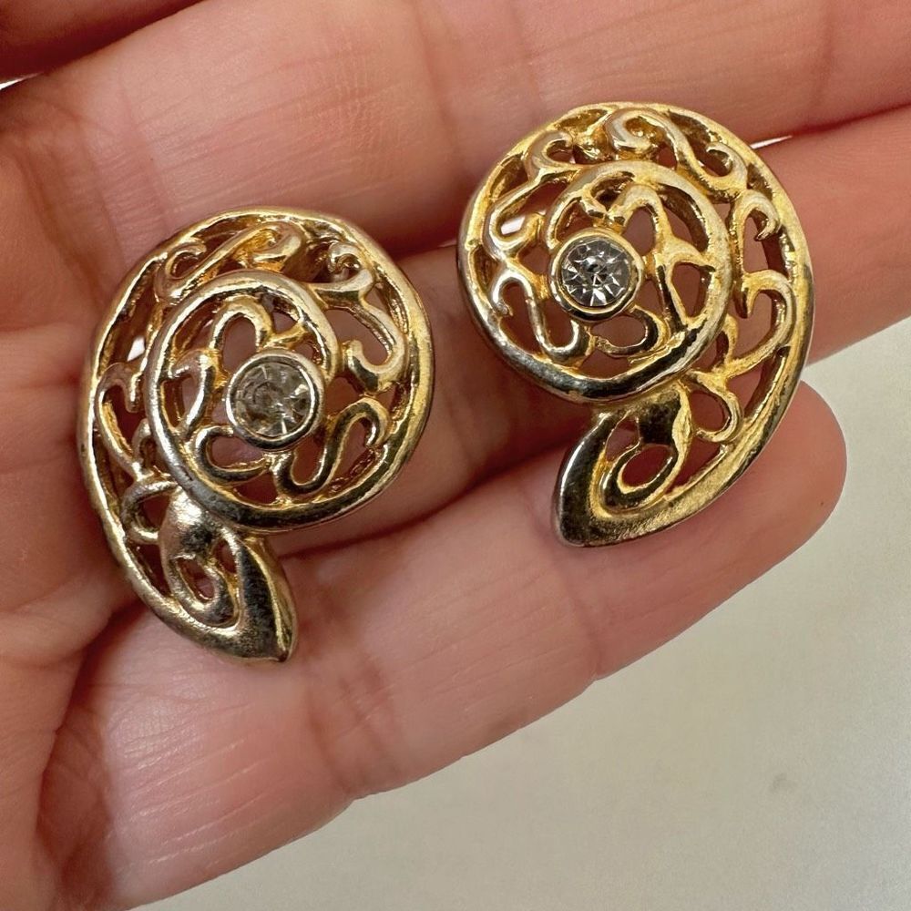 Gold tone filagree vintage snail shell rhinestone post earrings